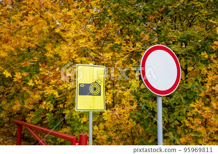 Road signs are prohibited and photo fixation in the autumn forest 95969811