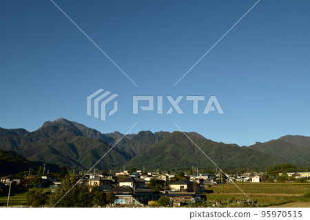 北斗市白州町、秋天的海駒嶽山脈和山腳下的白州街景 北斗市白州町、秋天的海駒嶽山脈和山腳下的白州街景 95970515