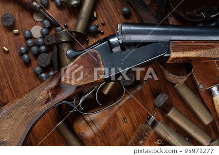 Antique 16-gauge break-action smooth-bored shotgun with brass cases and accessories for cartridge reloading. Antique 16-gauge break-action smooth-bored shotgun with brass cases and accessories for cartridge reloading. 95971277