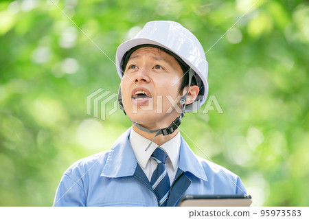 戴頭盔工作服的男性肖像 95973583