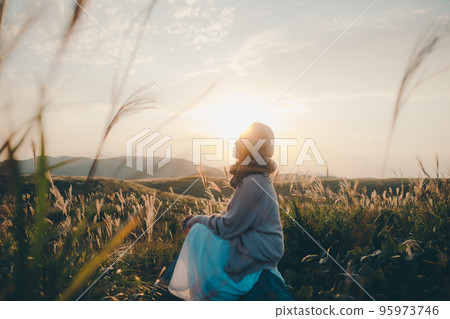 日落時站在大自然中的女人的照片 95973746