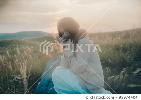 日落時站在大自然中的女人的照片 95974404