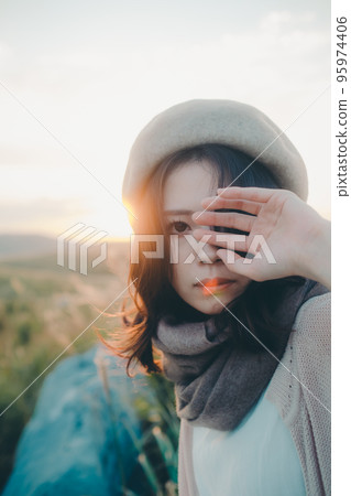 日落時站在大自然中的女人的照片 95974406