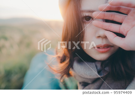 日落時站在大自然中的女人的照片 95974409