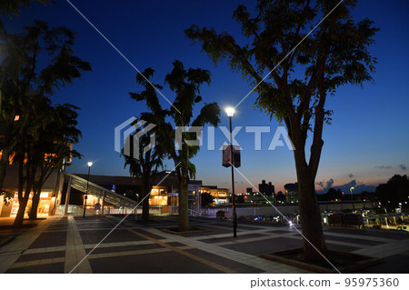 茨城縣筑波市筑波站前的夜景 茨城縣筑波市筑波站前的夜景 95975360