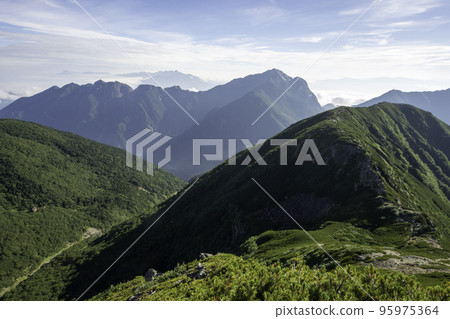 山脊、山谷和山脈 有趣的徒步旅行 95975364