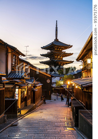 [京都府] 黃昏染紅的東山象徵的八坂塔 95975776