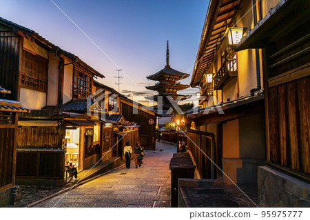[Kyoto Prefecture] The Yasaka Pagoda, a symbol of Higashiyama dyed in the twilight 95975777