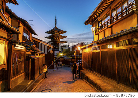 [Kyoto Prefecture] The Yasaka Pagoda, a symbol of Higashiyama dyed in the twilight 95975780