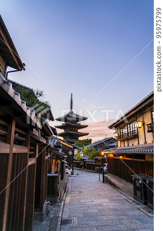 [京都府] 黃昏染紅的東山象徵的八坂塔 95975799