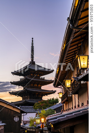 [京都府] 黃昏染紅的東山象徵的八坂塔 95975803