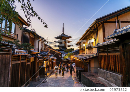 [京都府] 黃昏染紅的東山象徵的八坂塔 95975812