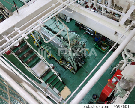 Main engine in the engine room of a large ship 95976013
