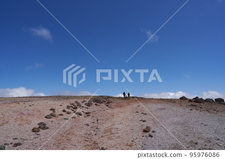 兩名登山者在從熊嶽山到間宮山的岩石小路上行走 95976086