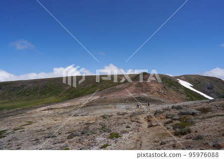 兩名登山者在從熊嶽山到間宮山的岩石小路上行走 兩名登山者在從熊嶽山到間宮山的岩石小路上行走 95976088