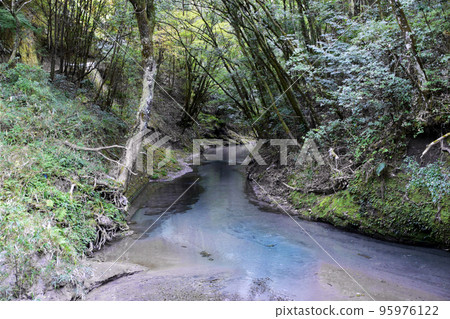 Large spring water 95976122