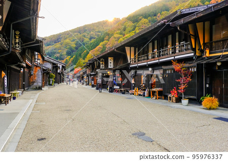Narai-juku Townscape, autumn leaves and sunset 95976337
