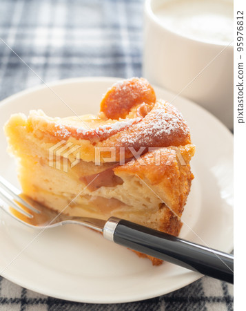 蘋果酸奶蛋糕和拿鐵 95976812