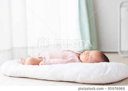 打盹寶寶 27 天大的新生嬰兒 95976968