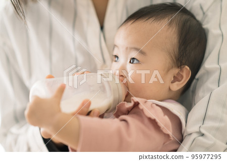 寶寶和媽媽喝牛奶 寶寶和媽媽喝牛奶 95977295