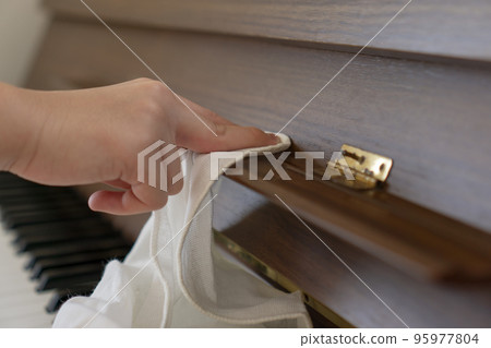 清潔鋼琴的孩子 95977804