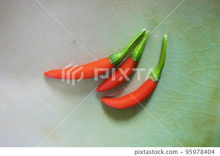 3 個紅辣椒放在盤子裡 3 個紅辣椒放在盤子裡 95978404