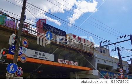 大阪市生野區 JR 桃谷站通往商店街的高架路 大阪市生野區 JR 桃谷站通往商店街的高架路 95978492
