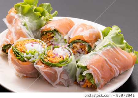 Fresh spring rolls with salmon 95978941