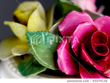 復古陶俑與五顏六色的玫瑰的宏觀特寫鏡頭。 95979136