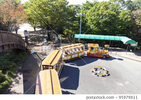 Flower Train running through Mikamoyama Park 95979811