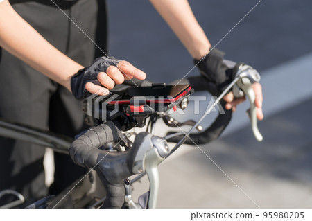 使用智能手機支架操作安裝在公路自行車上的智能手機導航 使用智能手機支架操作安裝在公路自行車上的智能手機導航 95980205
