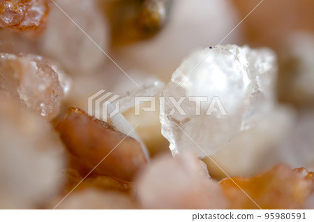 Amber Quartz 的宏觀圖像，一種石英砂，具有水晶般的光澤和透明度，用於水族館。 95980591