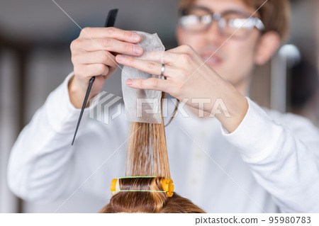 美髮師的手 95980783