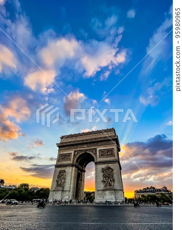 Arc de Triomphe in Paris at beautiful sunset Arc de Triomphe in Paris at beautiful sunset 95980965