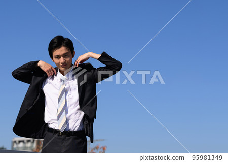 Easy-to-use image for job hunting and recruiting for new graduates and mid-career salaried workers wide angle copy space on the right looking at the camera 95981349