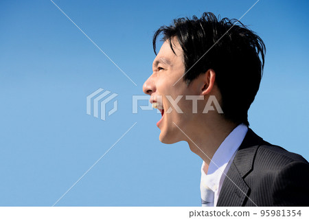 穿著西裝的男人大聲呼叫或大喊的圖像 穿著西裝的男人大聲呼叫或大喊的圖像 95981354