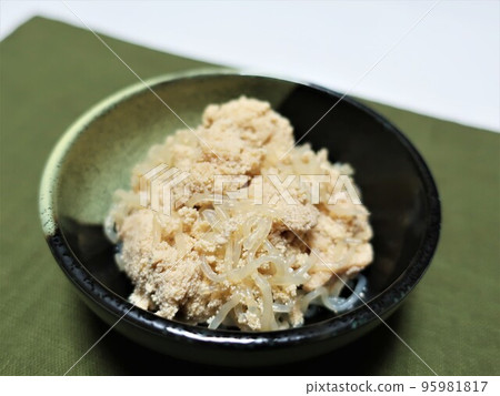 美味的燉生鱈魚子和線魔芋 美味的燉生鱈魚子和線魔芋 95981817