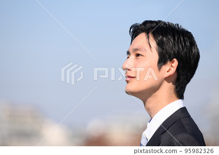易於使用的新畢業生和學生形象 95982326