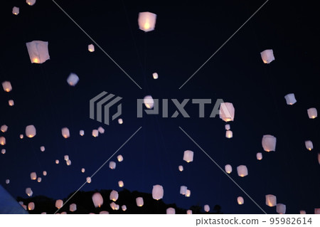 Nara's night sky with sky lanterns 95982614