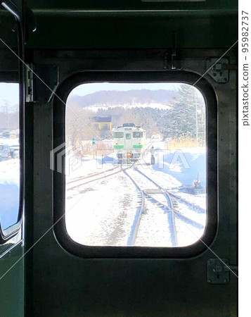 從 Kiha 40 的小窗望著開往新都津川站的電車 95982737