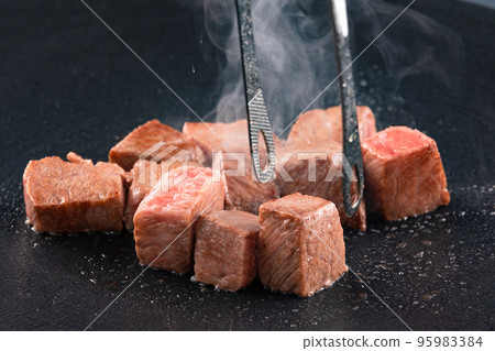 國產和牛牛肉骰子牛排烹飪 95983384