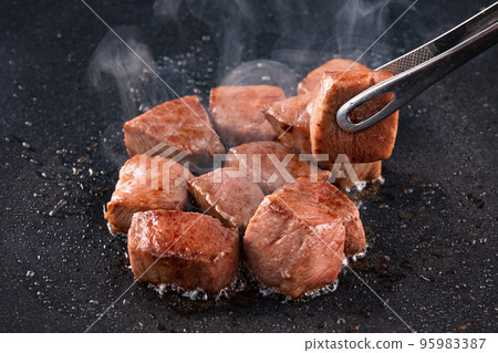 用鉗子烤國產和牛牛排 95983387