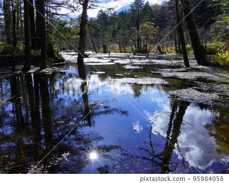 Beautiful autumn scenery of Kamikochi 95984058