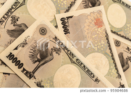 10,000日元紙幣在鳳凰形象的一側、背面展開 10,000日元紙幣在鳳凰形象的一側、背面展開 95984686