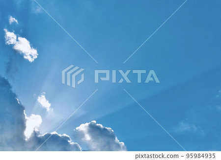 天使的梯子穿過秋天的天空中的雲層 95984935