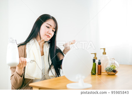 日本女人用吹風機吹乾頭髮(擔心) 日本女人用吹風機吹乾頭髮(擔心) 95985843