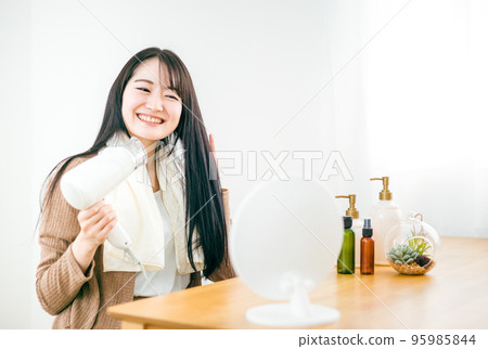 日本女人用吹風機吹乾頭髮(美髮) 日本女人用吹風機吹乾頭髮(美髮) 95985844