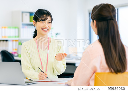 一位年輕的規劃師諮詢一位年輕女子 95986080