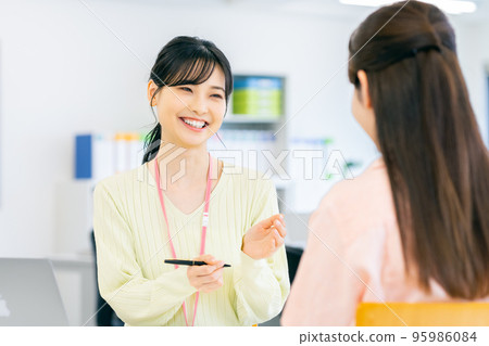 A young planner consulting a young woman 95986084