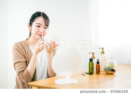 塗口紅/唇的女性 塗口紅/唇的女性 95986309